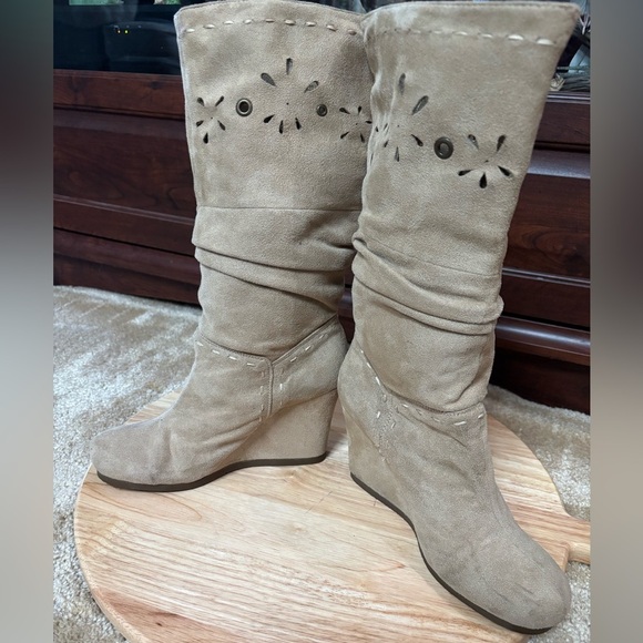 REPORT BEIGE SUEDE SLOUCHY DECORATIVE CUT OUT WEDGE BOOTS SIZE 7 - Picture 7 of 10